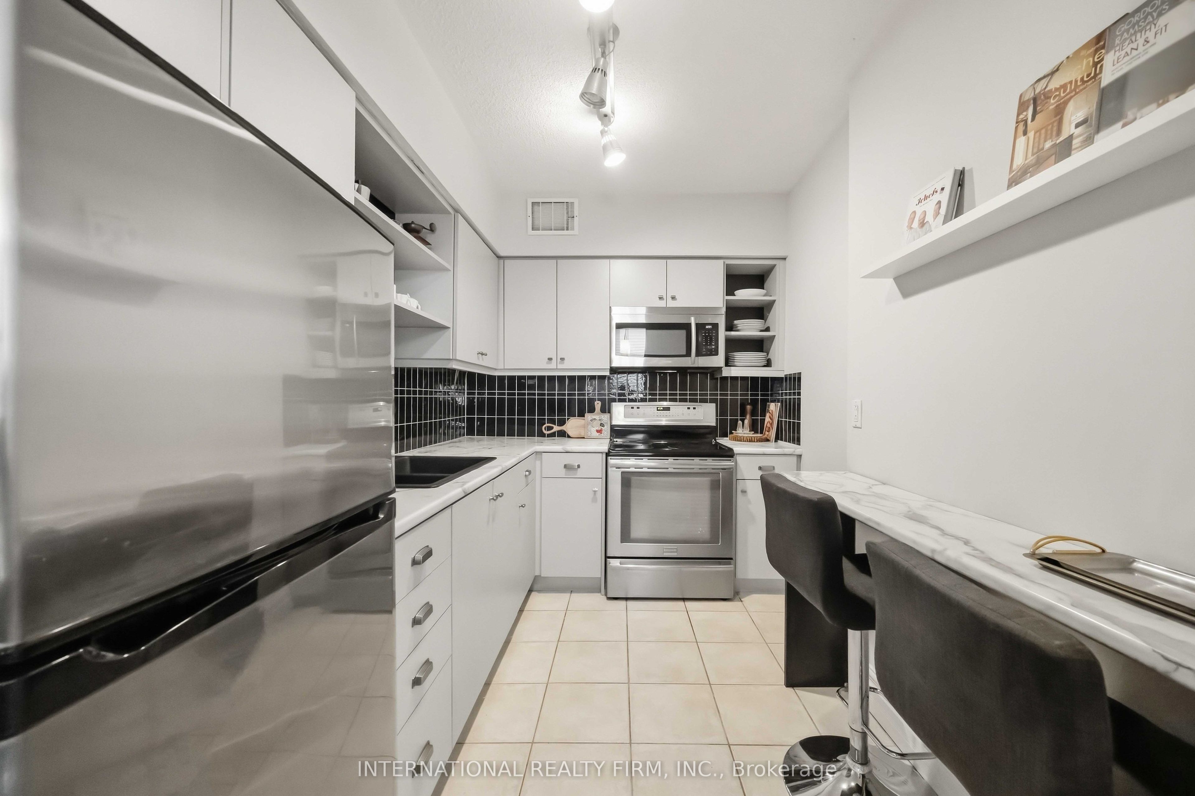 151 La Rose Avenue E 101 Property Photo 6