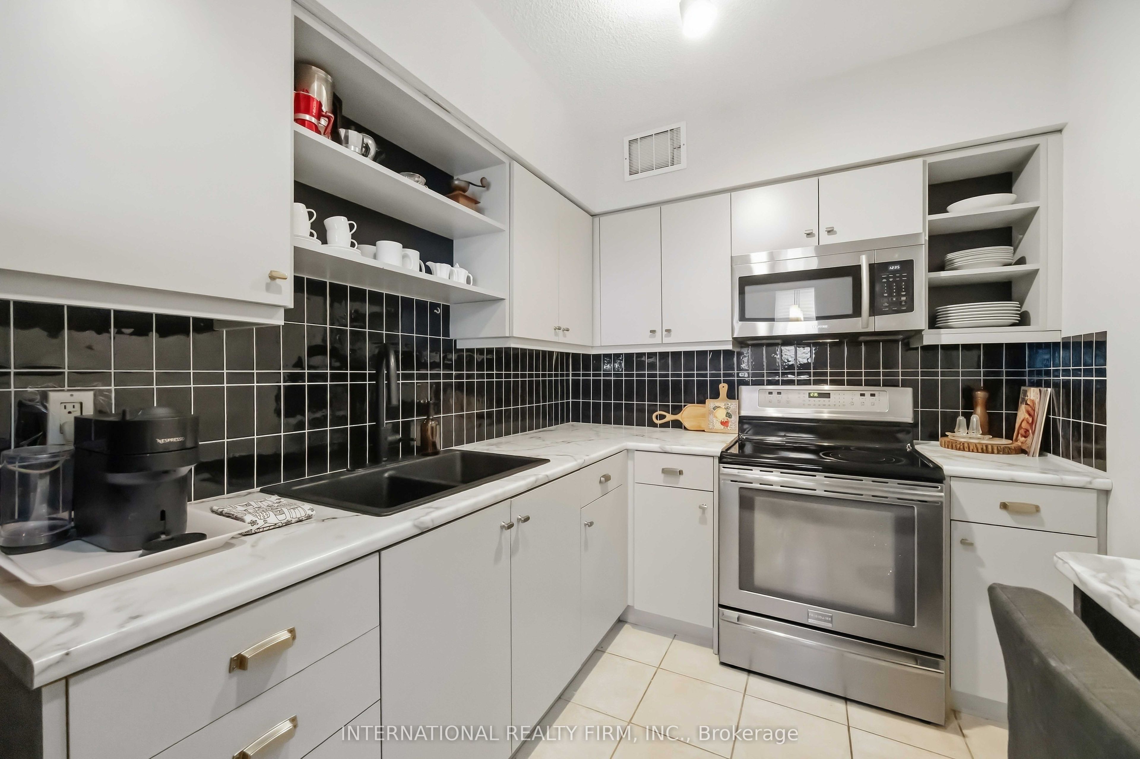 151 La Rose Avenue E 101 Property Photo 8