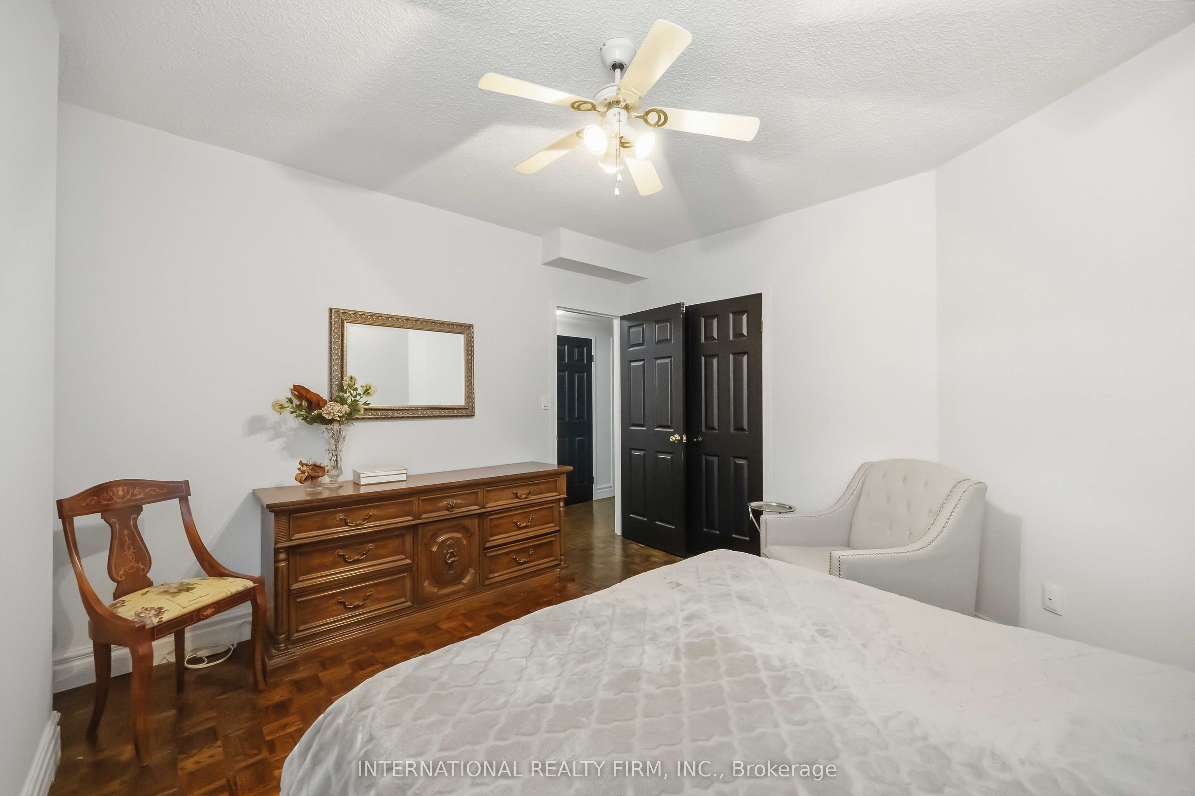 151 La Rose Avenue E 101 Property Photo 12