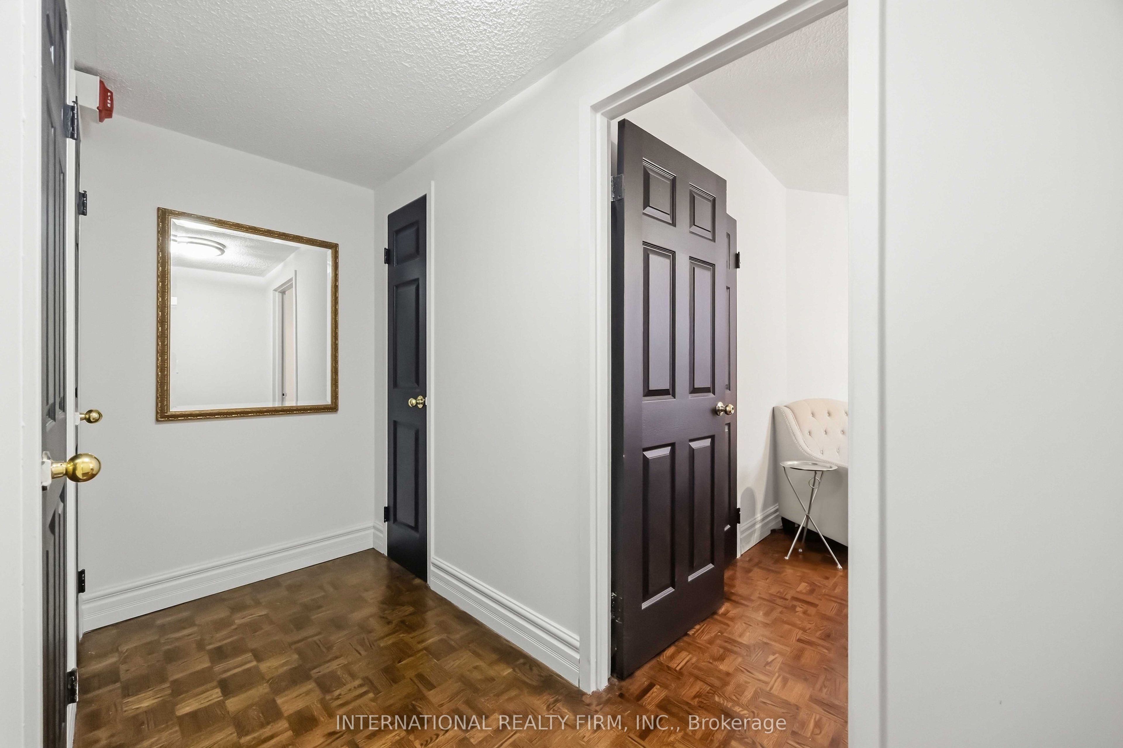 151 La Rose Avenue E 101 Property Photo 13