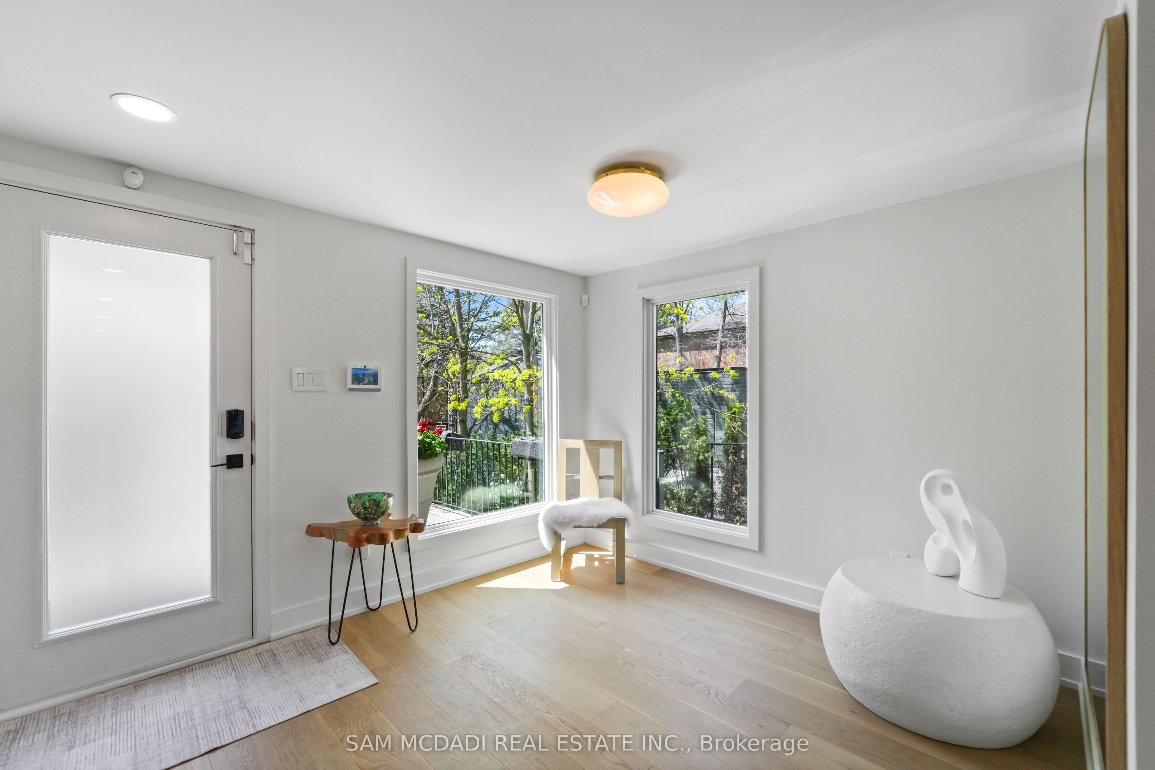 1273 Queen Victoria Avenue Property Photo 3