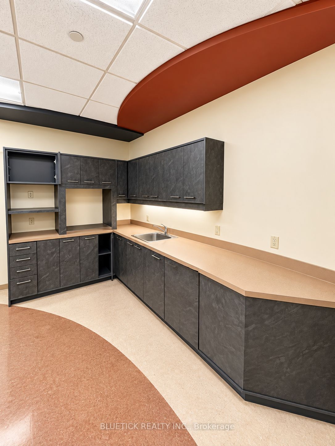 5500 North Service Road 804 Property Photo 1