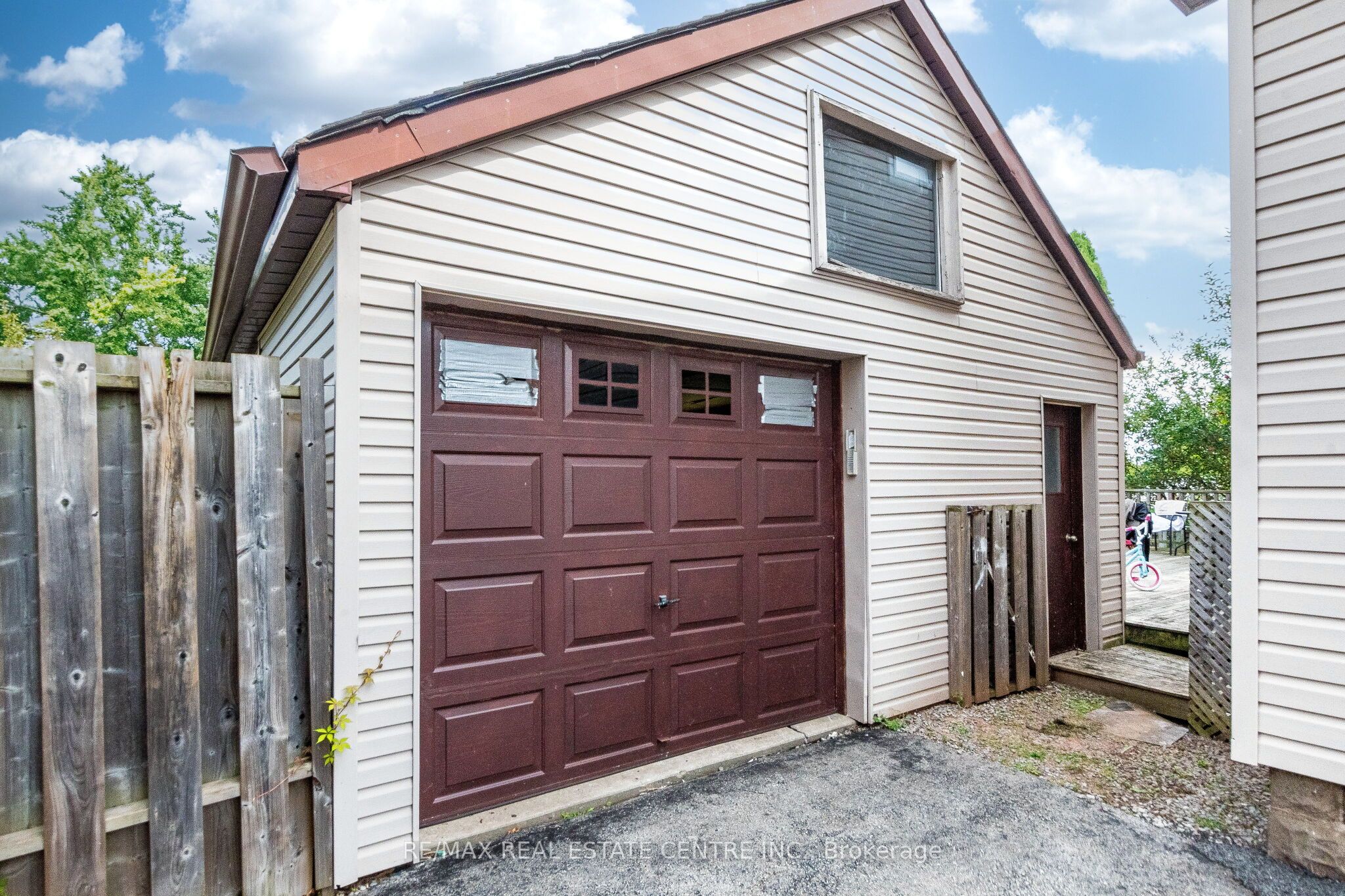 1423 Sixth Line Property Photo 4