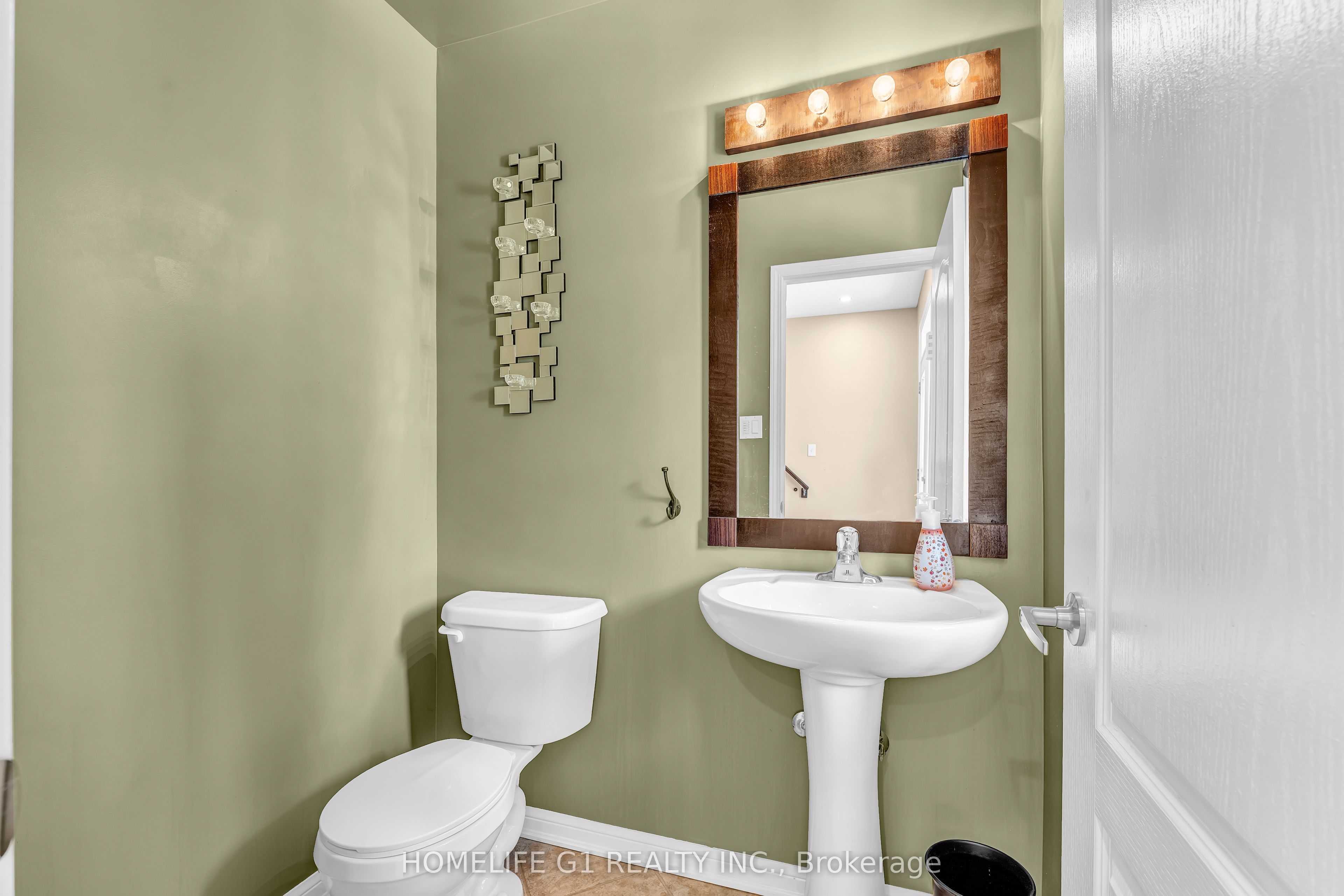 889 Challinor Terrace Property Photo 17