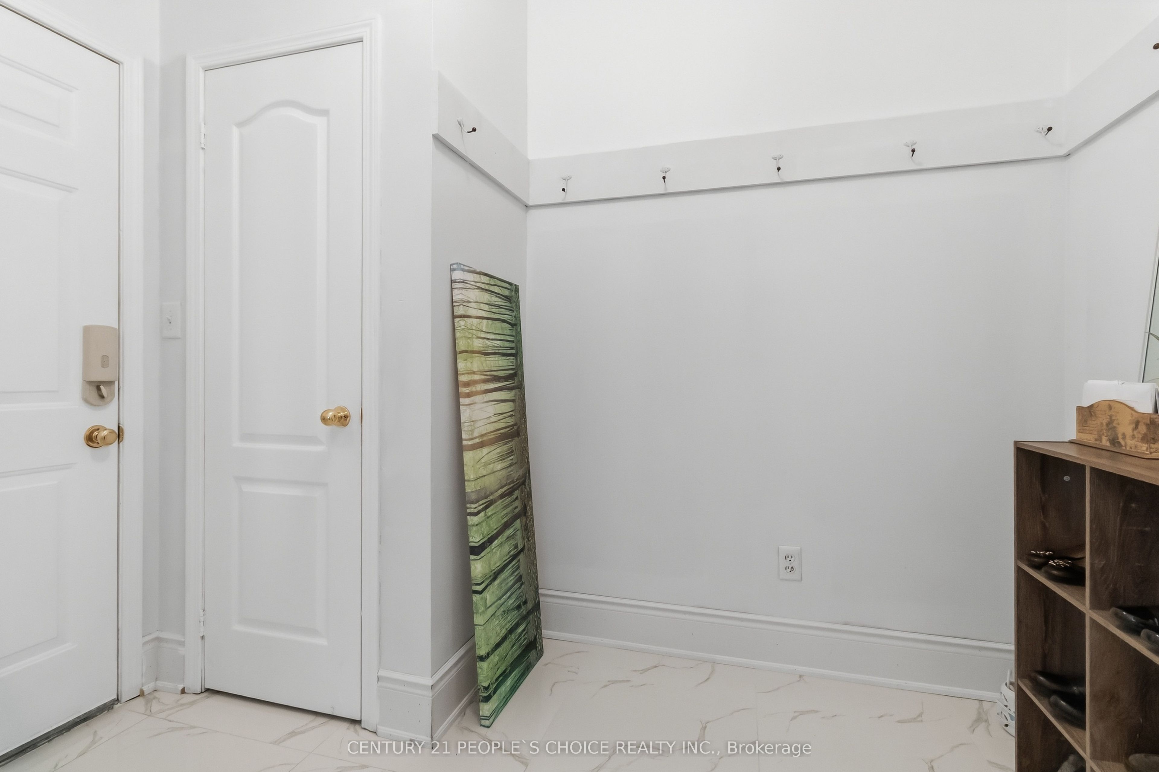 1580 Earl Crescent Property Photo 21