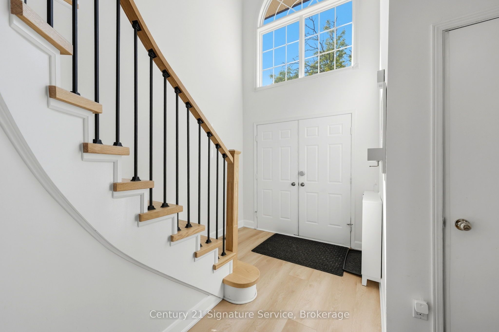 500 Silverthorne Crescent 8 Property Photo 5