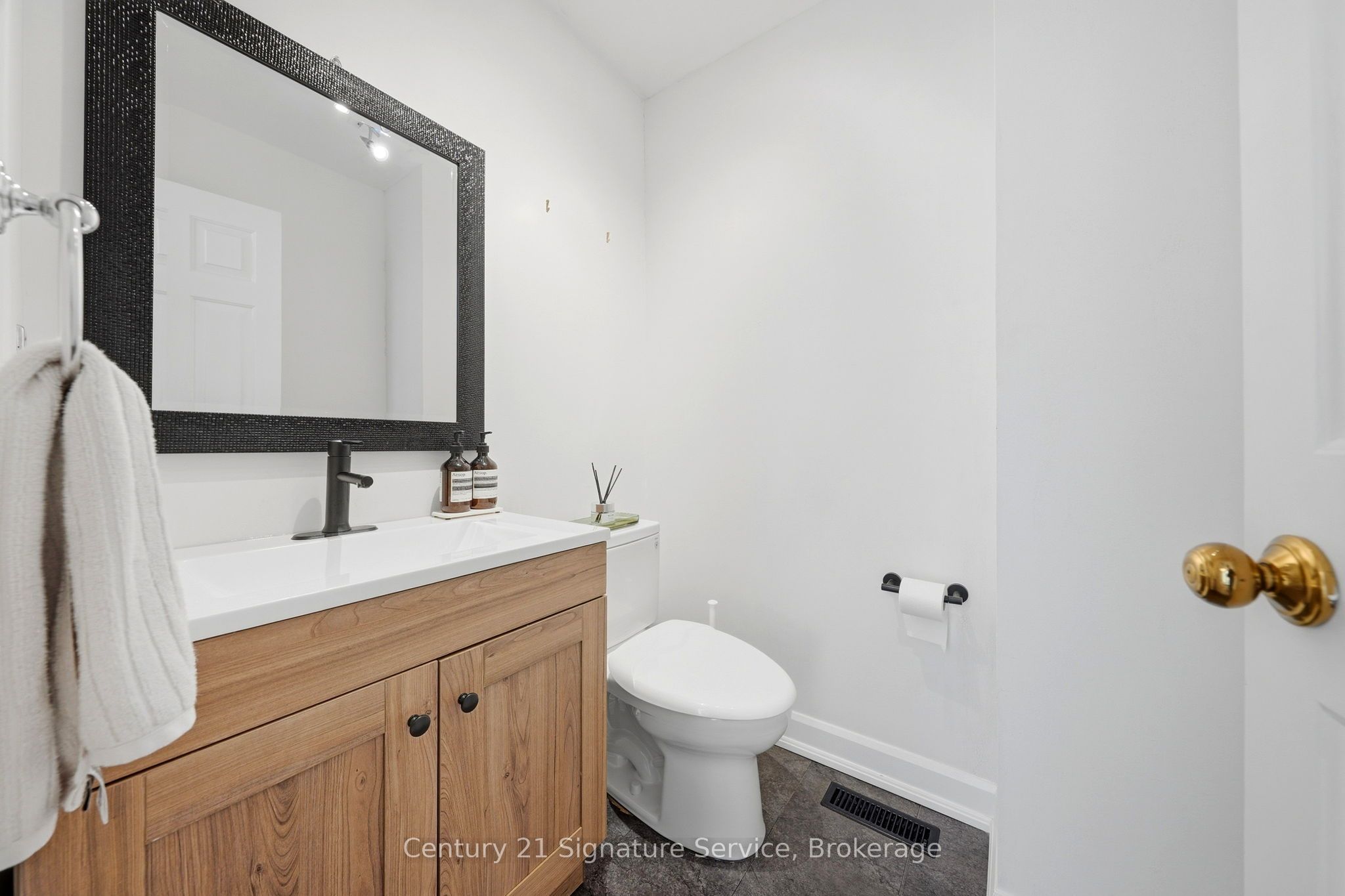 500 Silverthorne Crescent 8 Property Photo 15