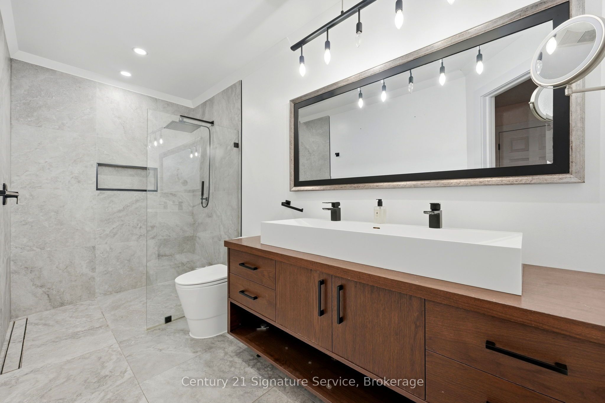 500 Silverthorne Crescent 8 Property Photo 18