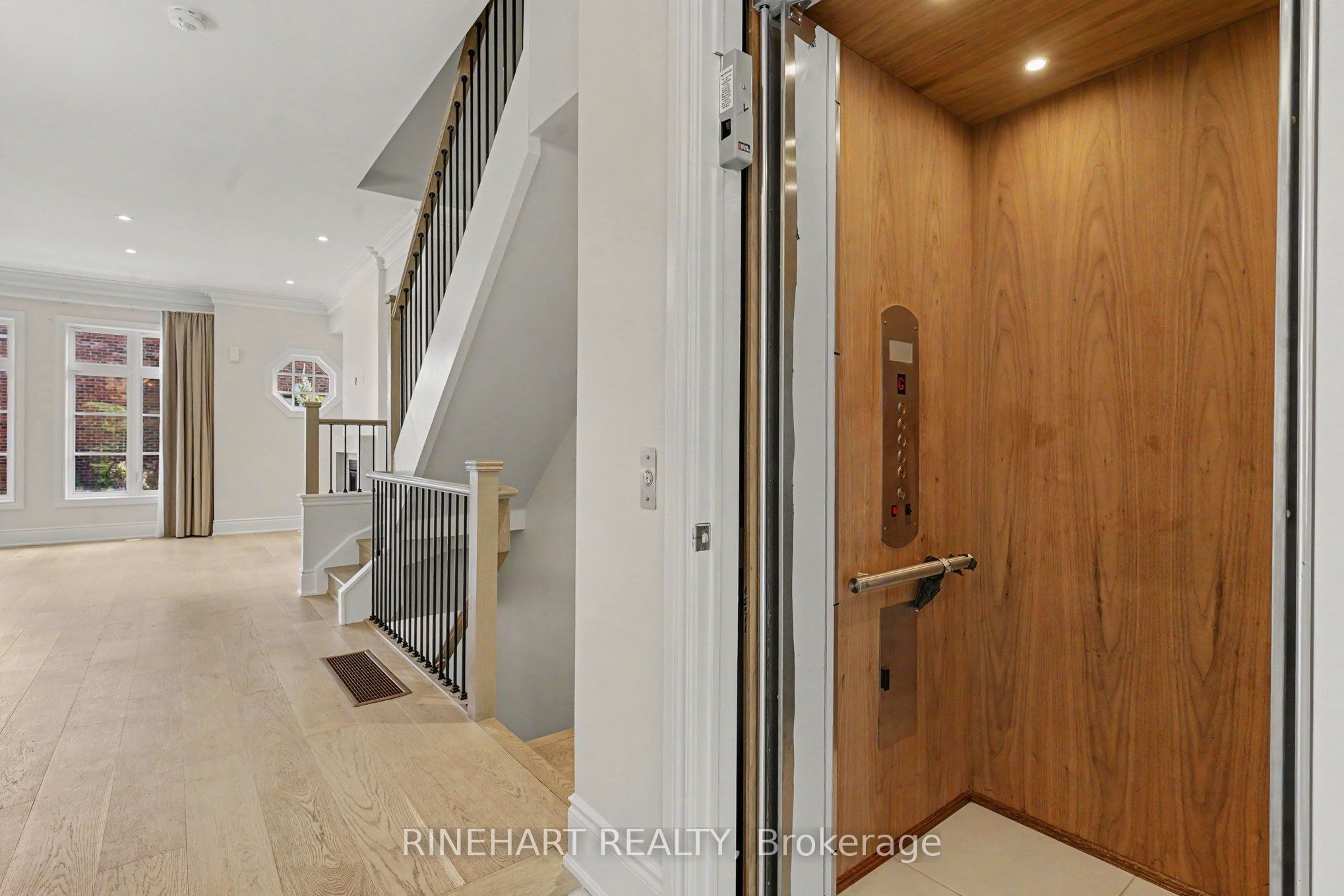 2082 Queensborough Gate Property Photo 3
