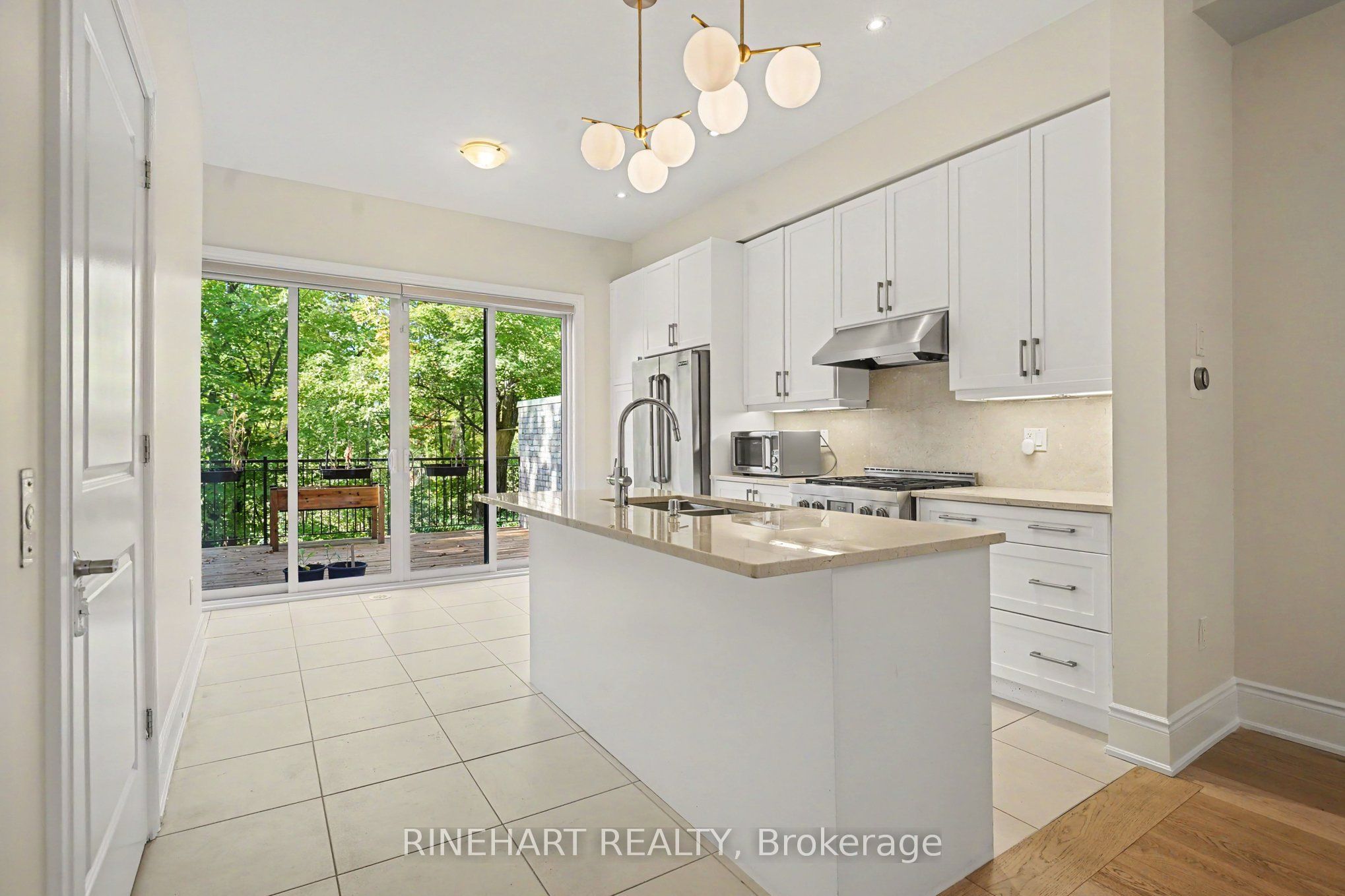 2082 Queensborough Gate Property Photo 9