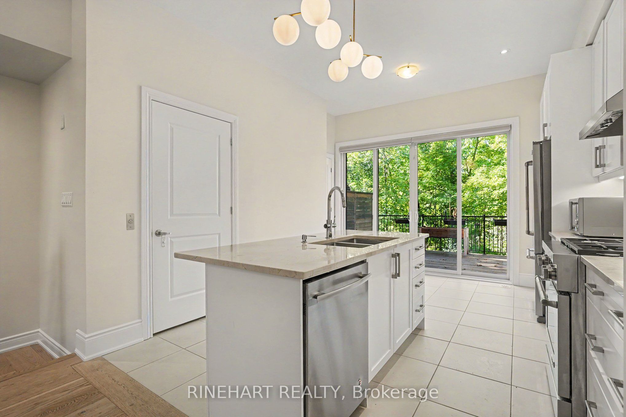 2082 Queensborough Gate Property Photo 10