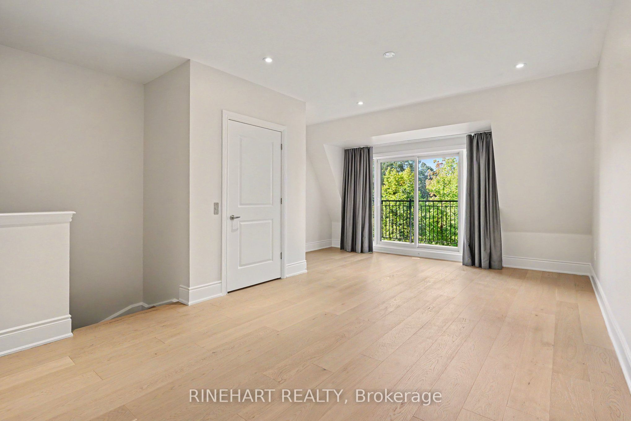 2082 Queensborough Gate Property Photo 15