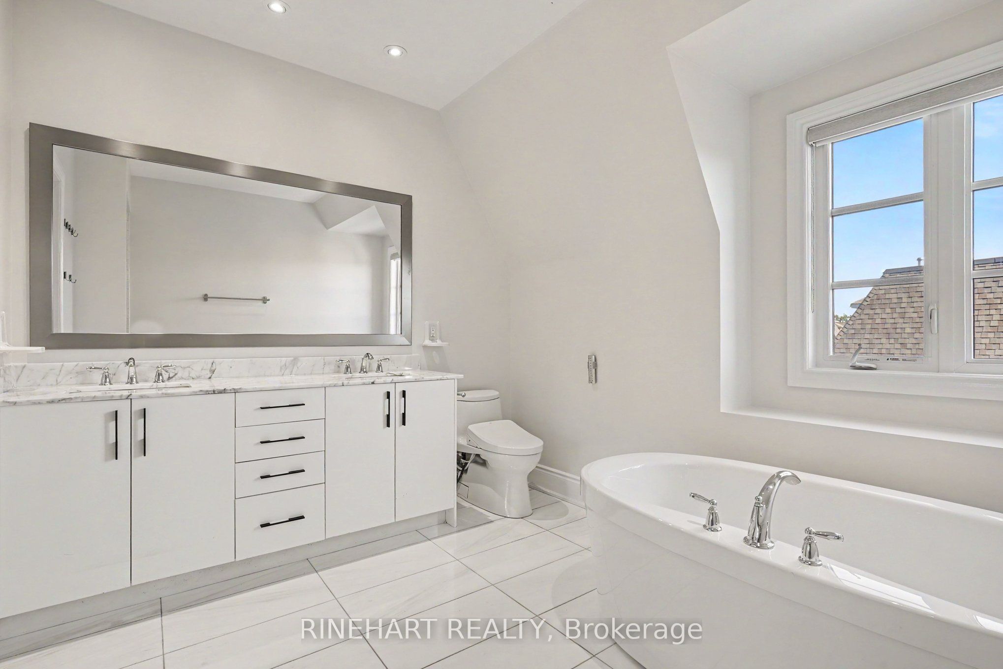 2082 Queensborough Gate Property Photo 16