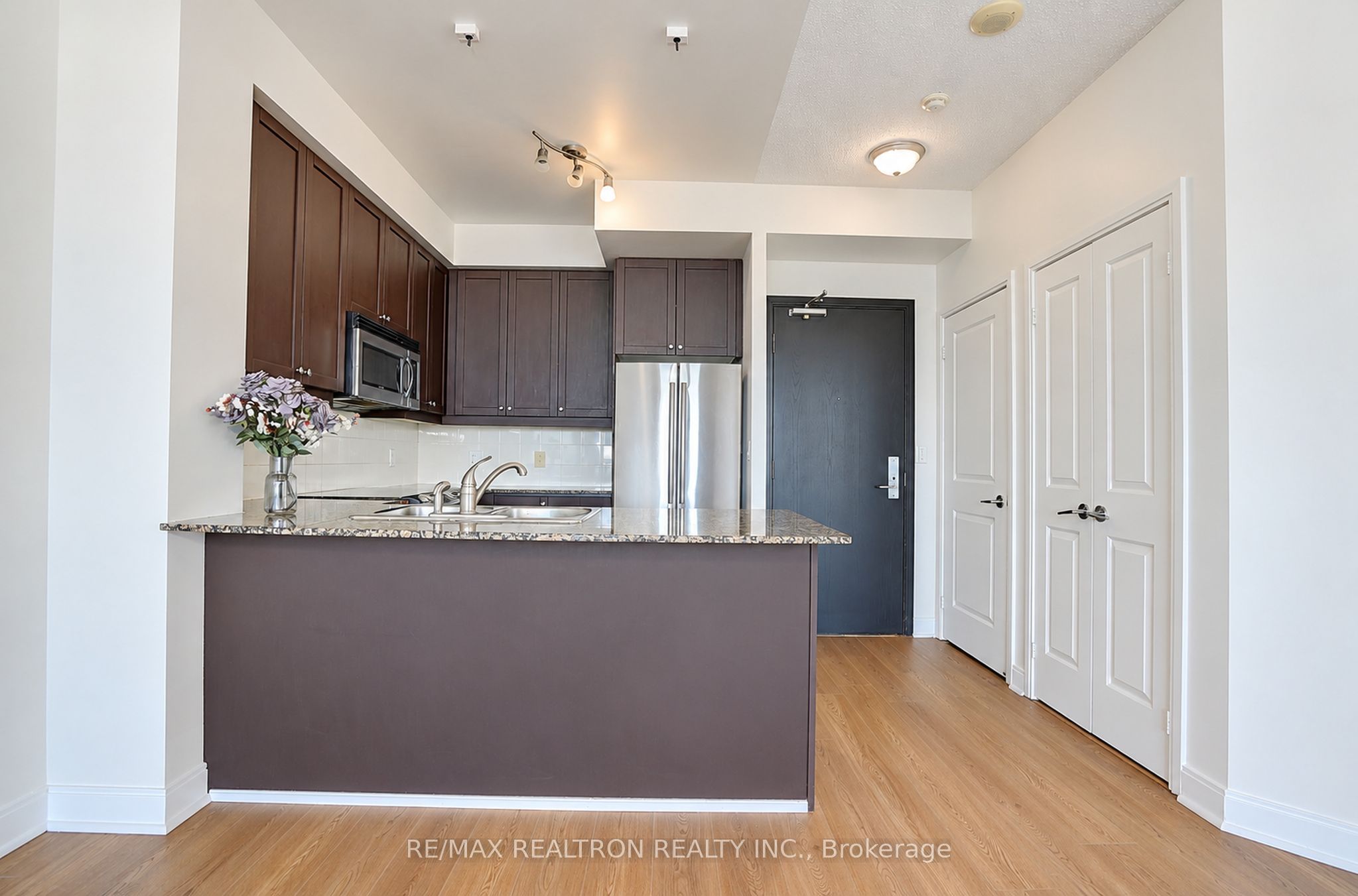 90 Absolute Avenue 710 Property Photo 4