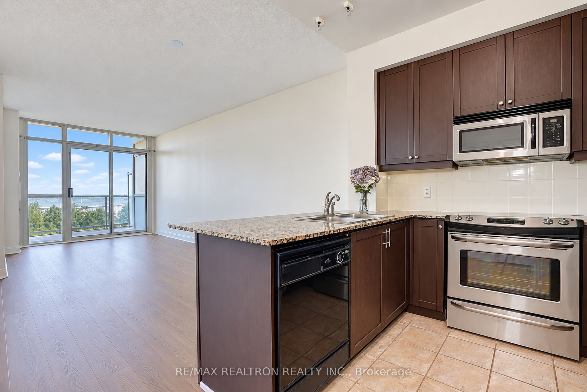 90 Absolute Avenue 710 Property Photo 8