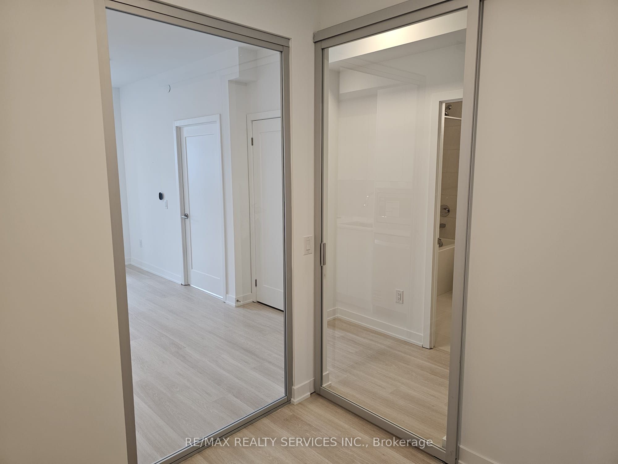 5105 Hurontario Street 2707 Property Photo 6