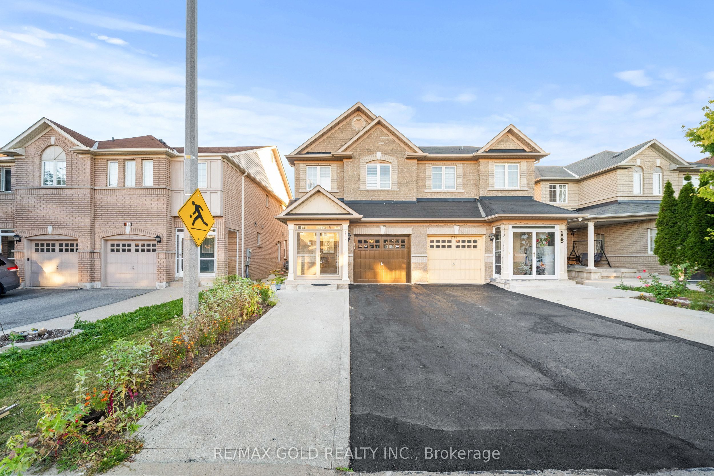 107 Crystalview Crescent Property Photo 1
