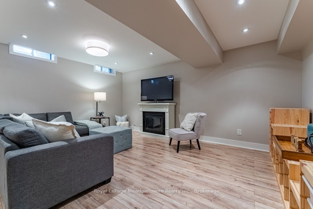 407 Baverstock Crescent Property Photo 34