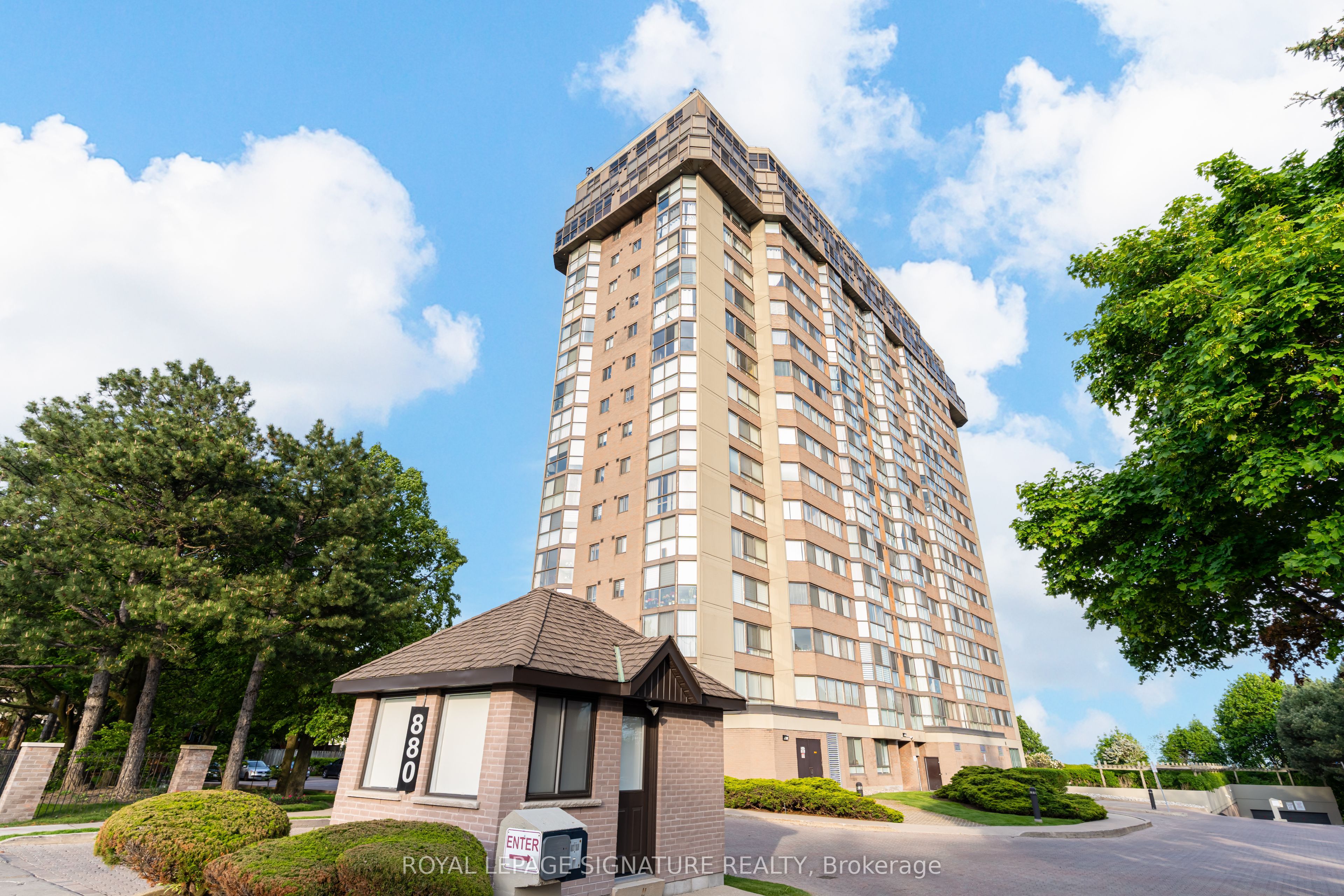 880 Dundas Street W 405 Property Photo 1