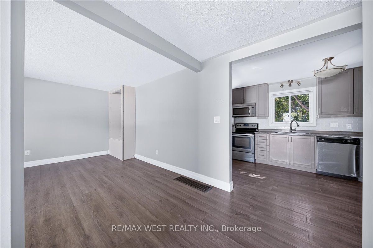 17 Heather Street Property Photo 10