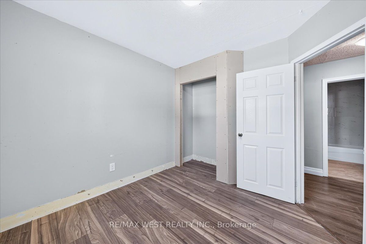 17 Heather Street Property Photo 23