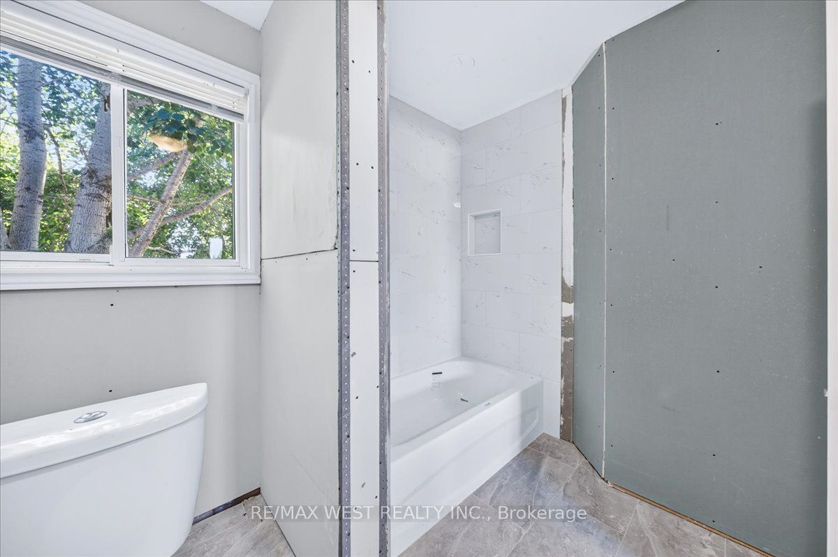 17 Heather Street Property Photo 25