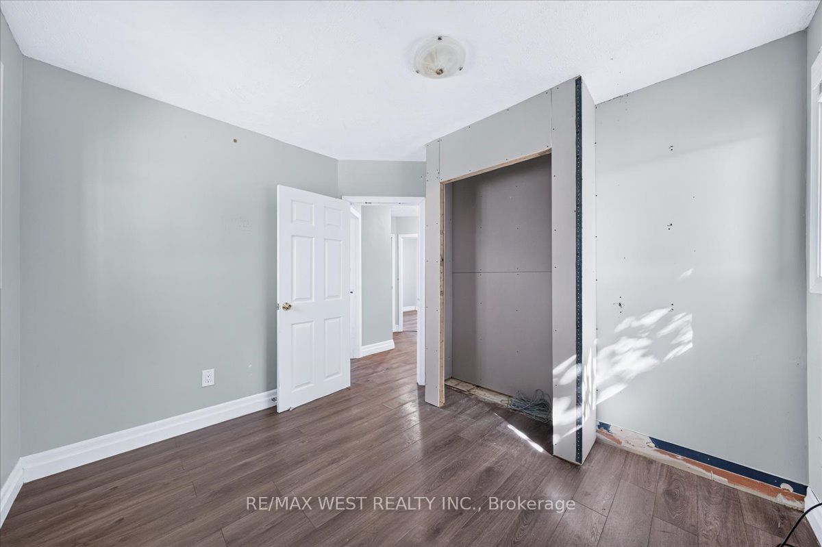 17 Heather Street Property Photo 28