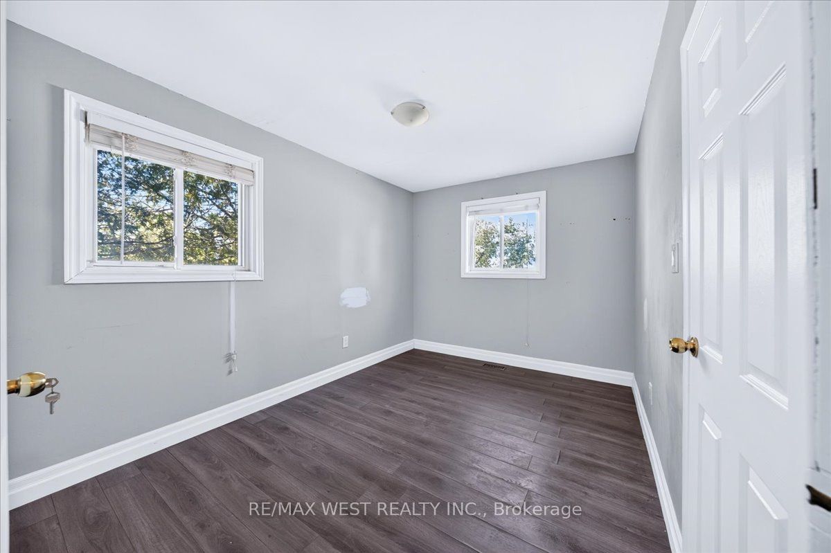 17 Heather Street Property Photo 31
