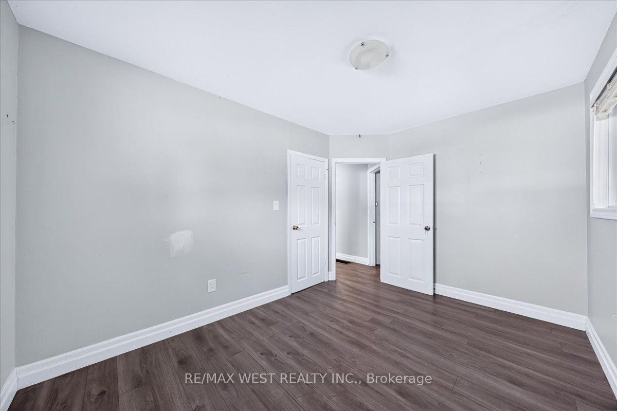 17 Heather Street Property Photo 32