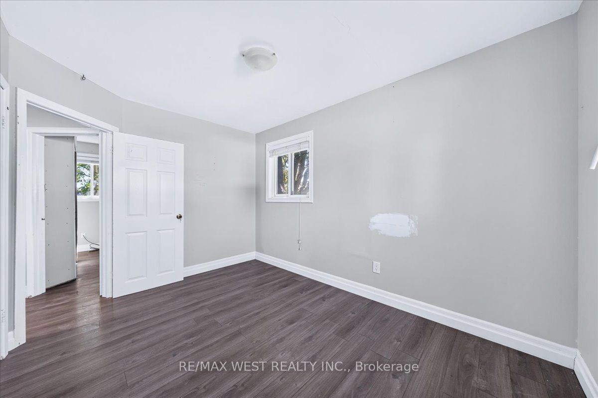 17 Heather Street Property Photo 33