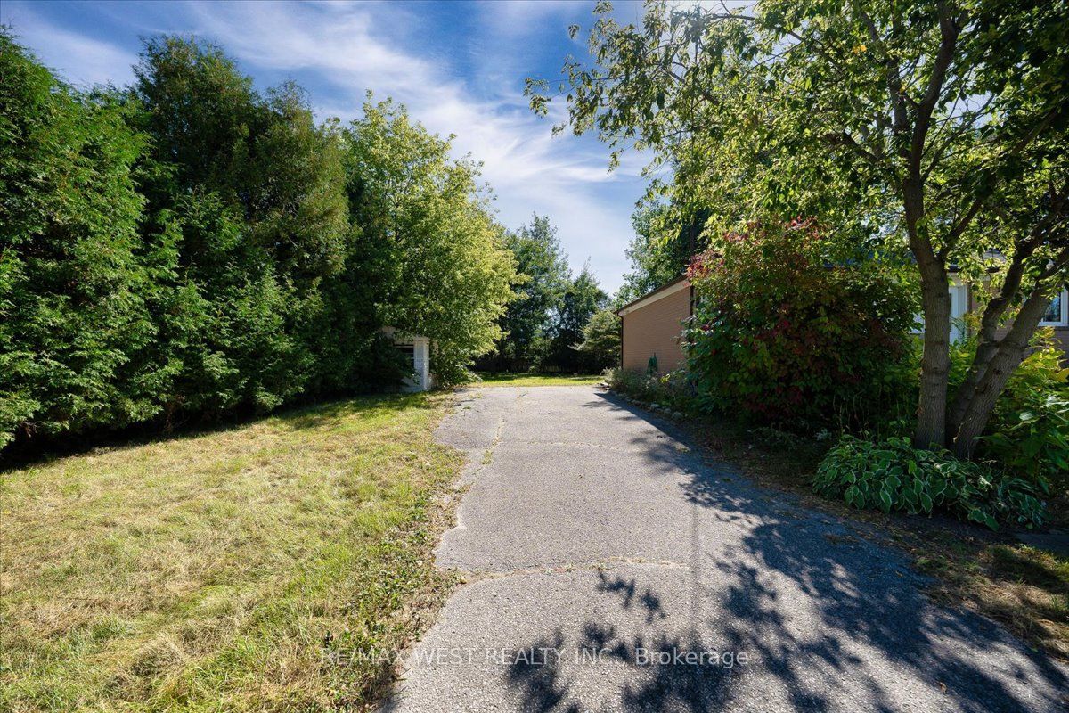 17 Heather Street Property Photo 36