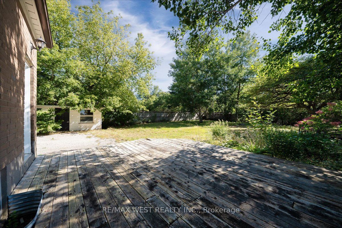 17 Heather Street Property Photo 41