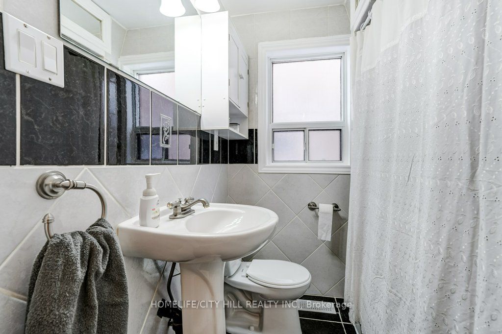 118 Lambton Avenue Property Photo 29
