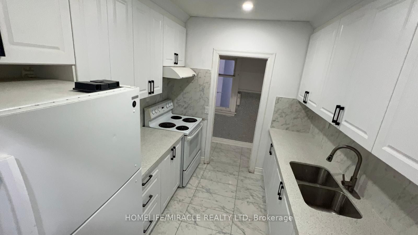 213 Queen Street W Property Photo 1