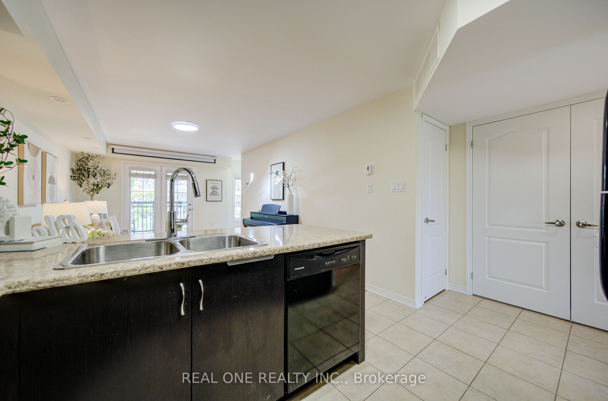 2441 Greenwich Drive 14 Property Photo 12