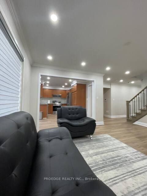 2357 Falkland Crescent Property Photo 3