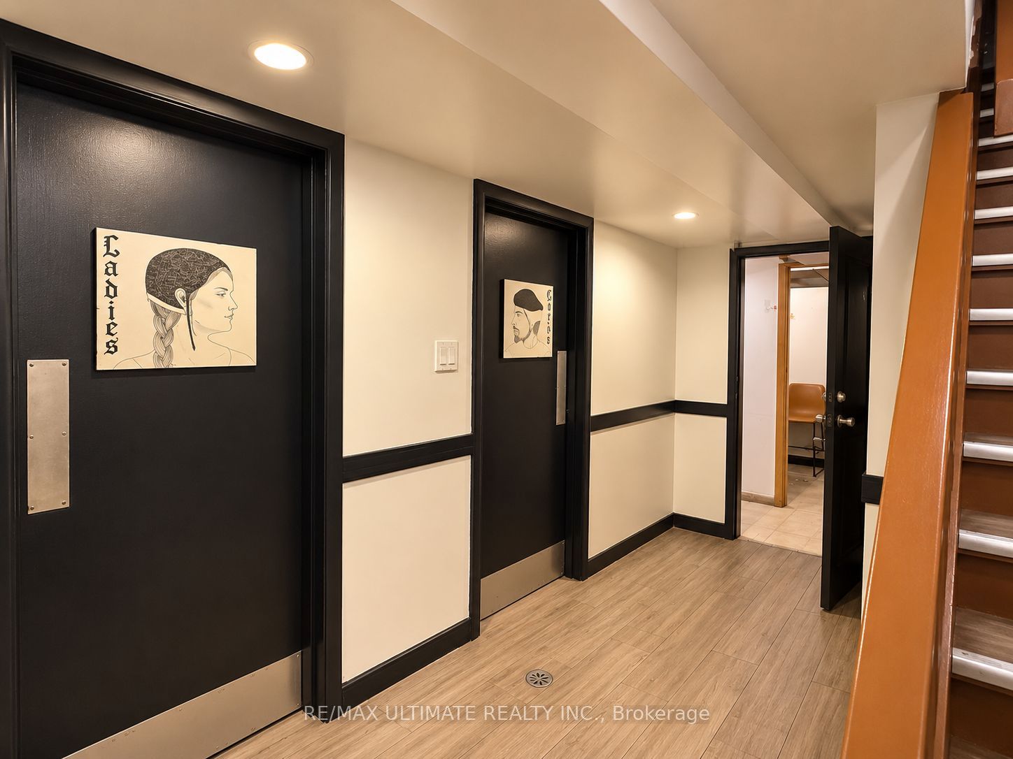 3073 Bloor Street W Property Photo 9