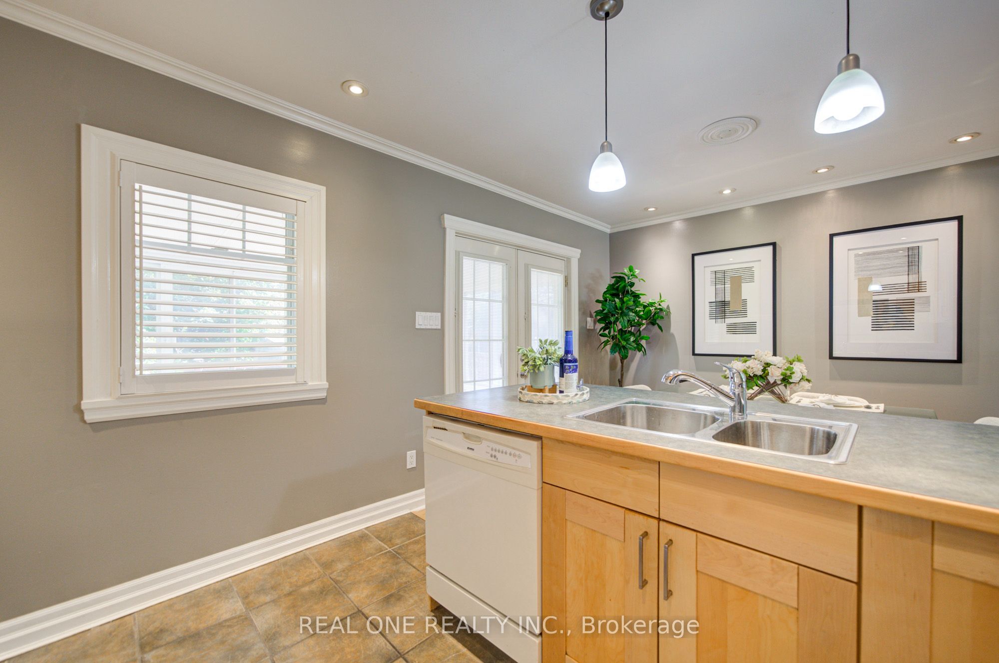 1099 Kent Avenue Property Photo 17