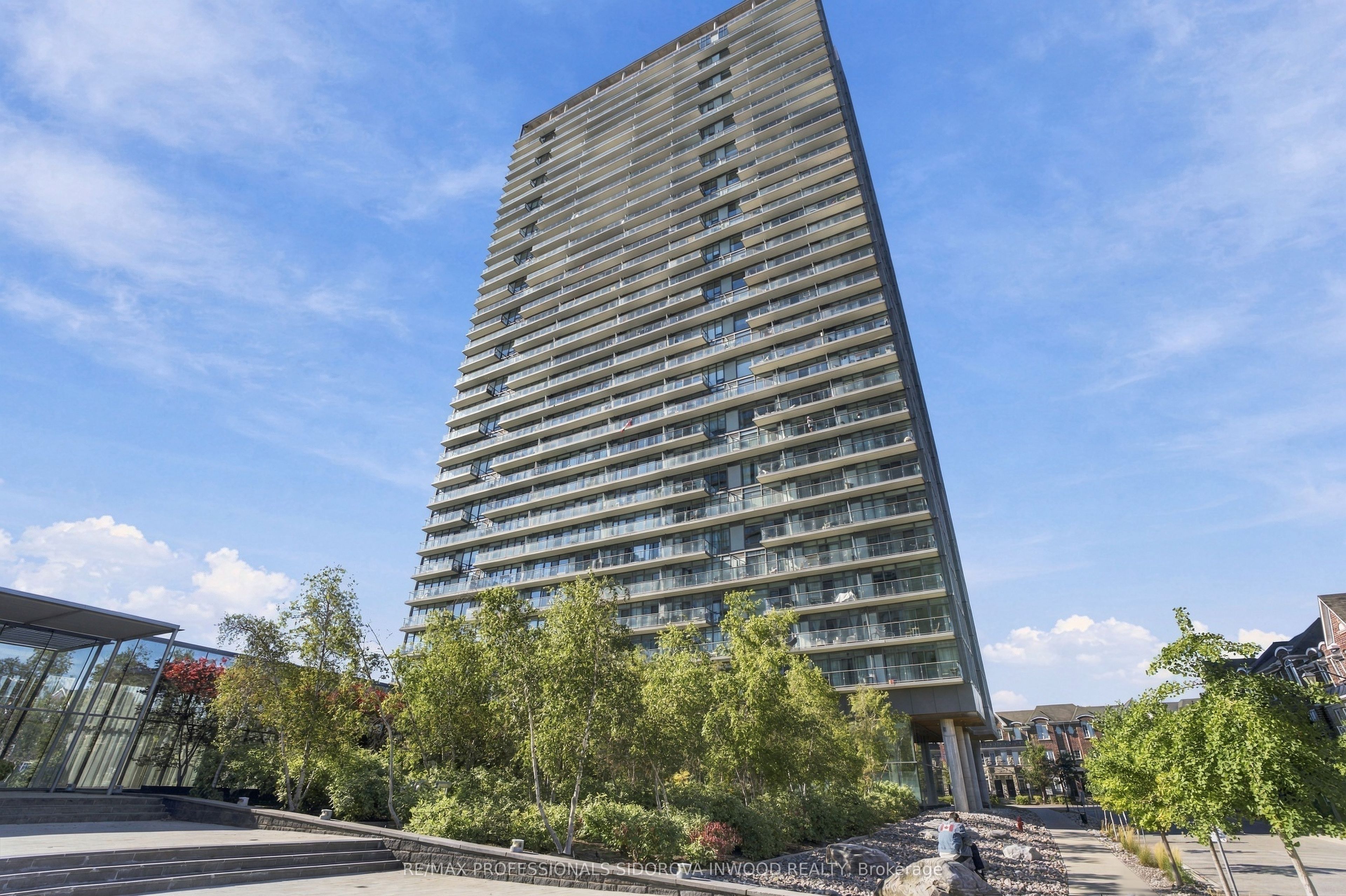 105 The Queensway Avenue 404 Property Photo 1