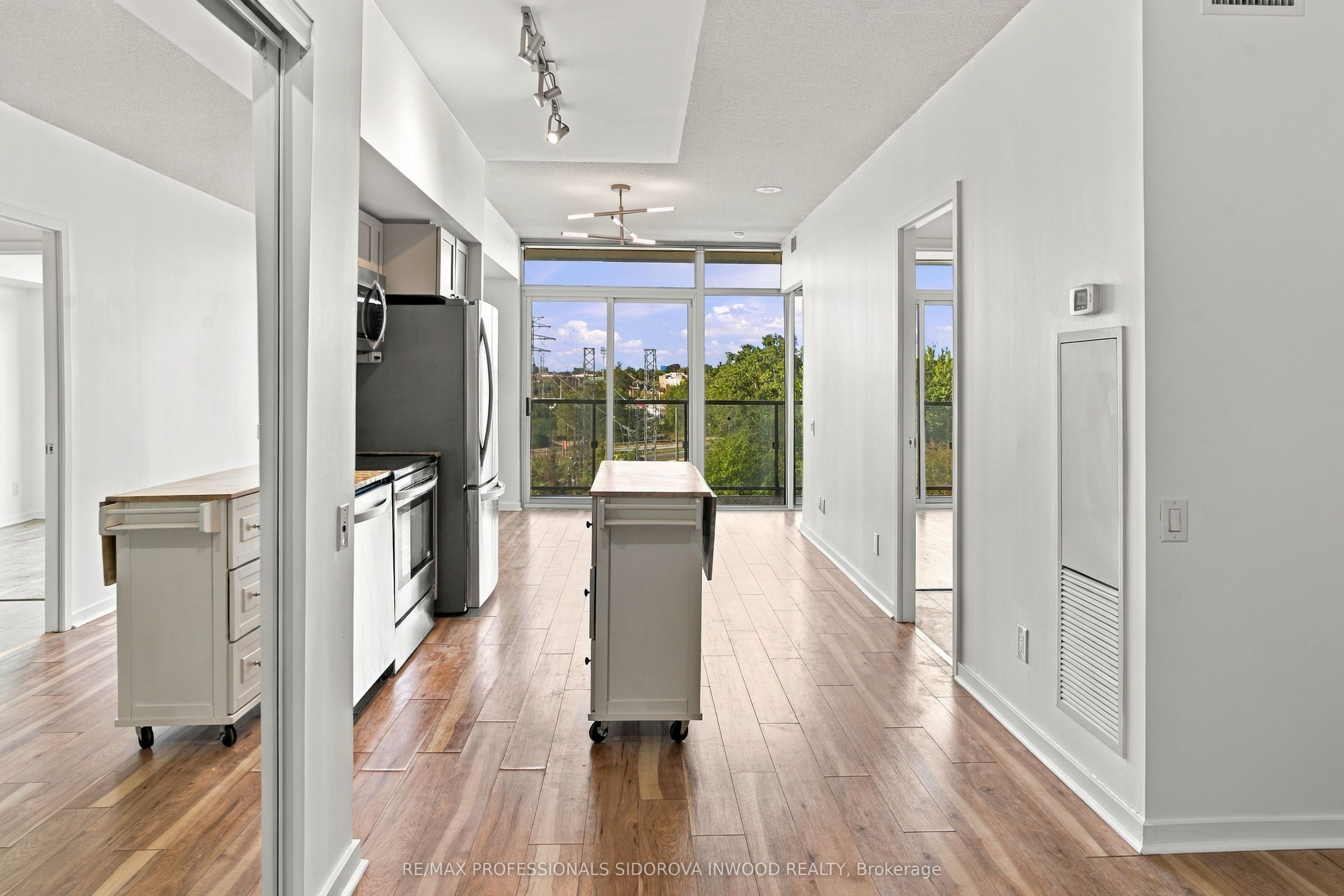 105 The Queensway Avenue 404 Property Photo 3