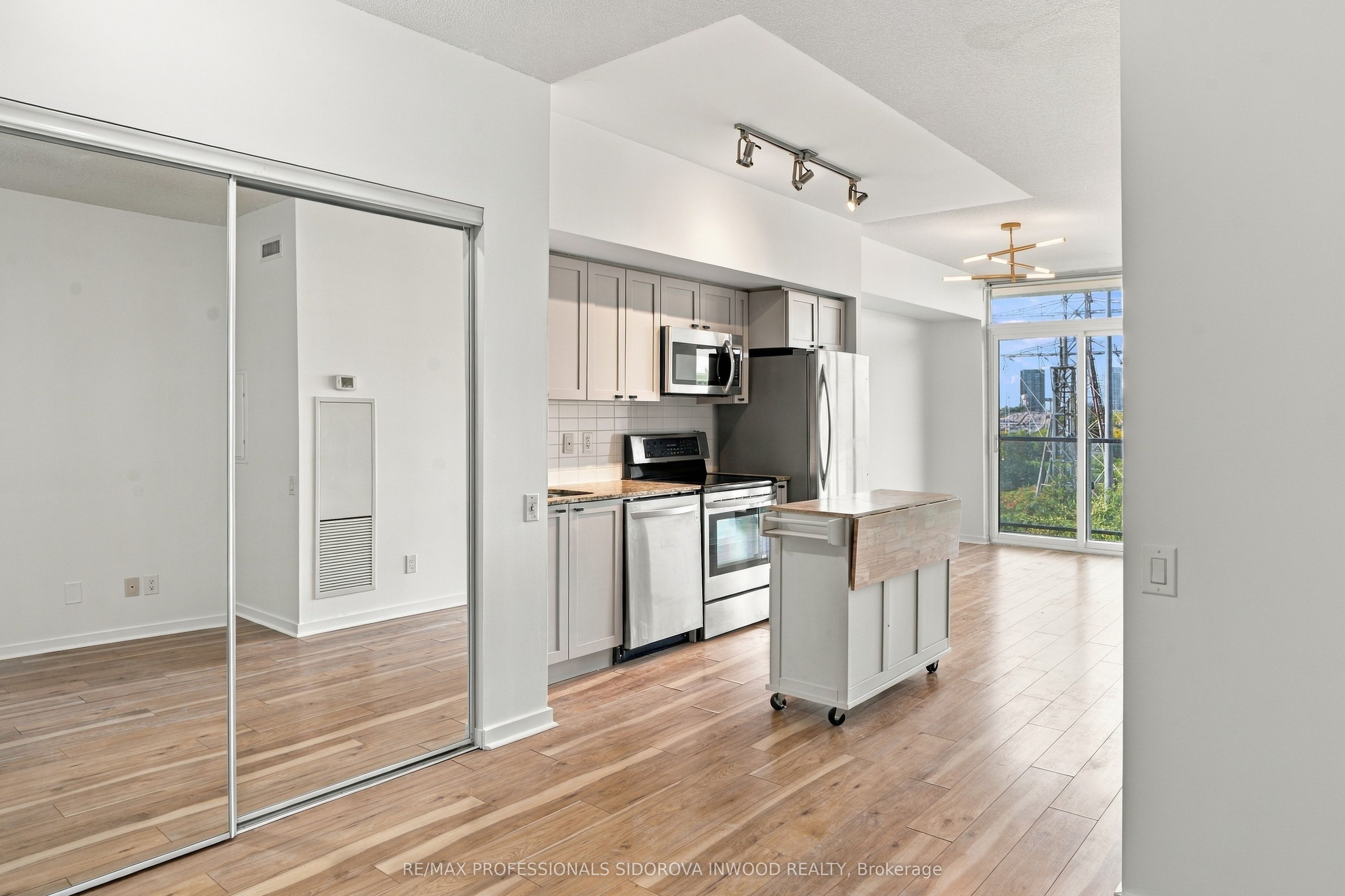 105 The Queensway Avenue 404 Property Photo 4
