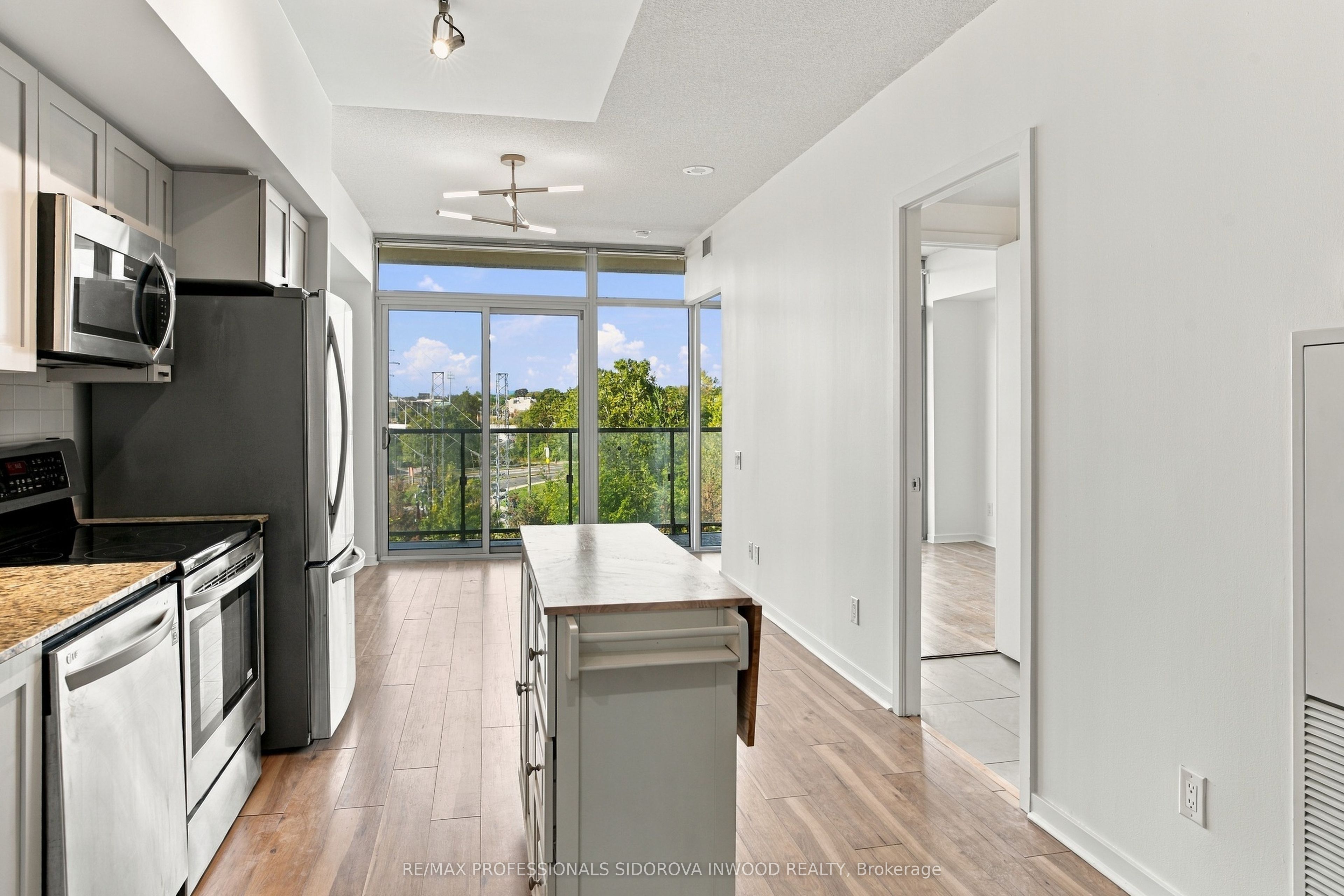 105 The Queensway Avenue 404 Property Photo 5