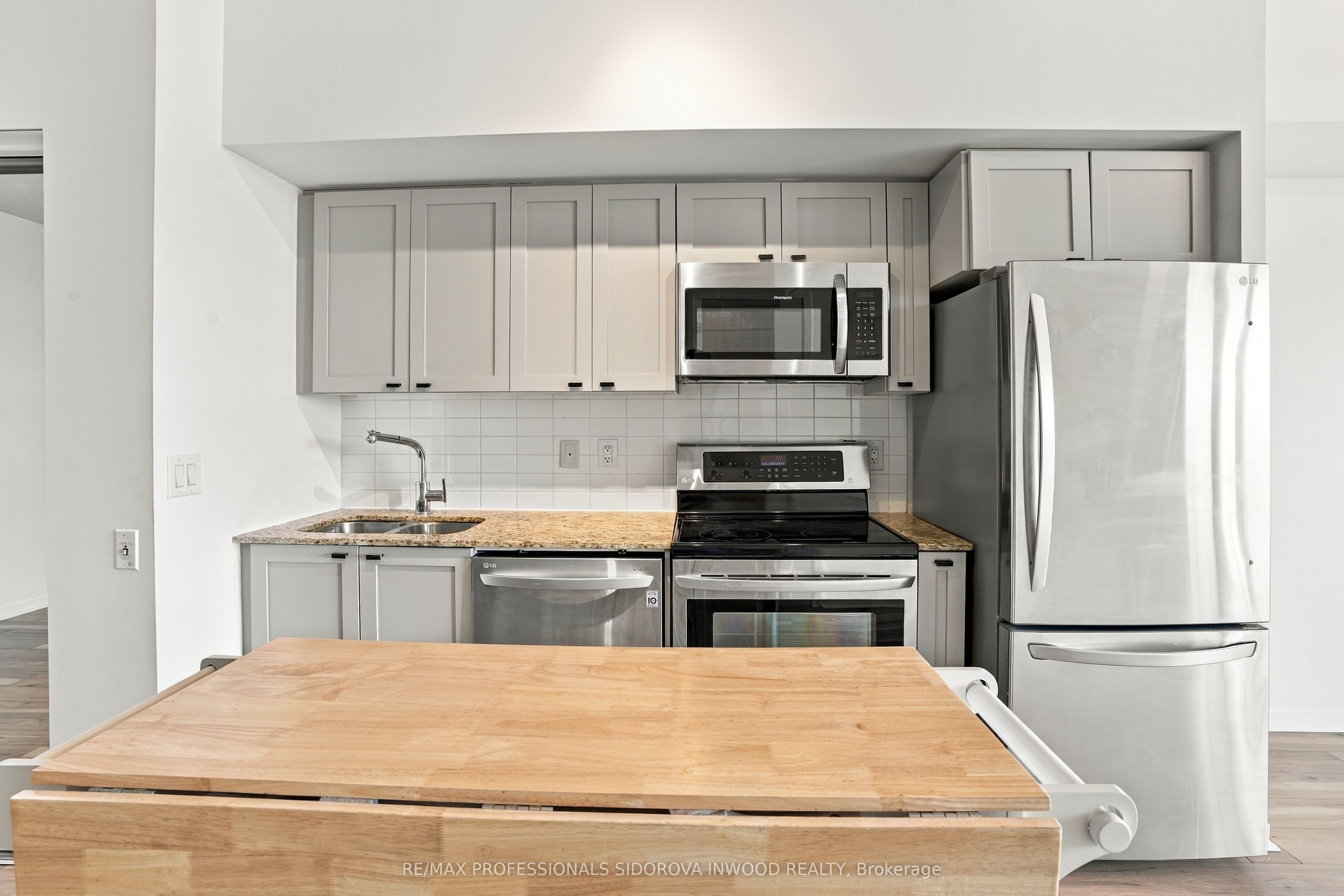 105 The Queensway Avenue 404 Property Photo 6