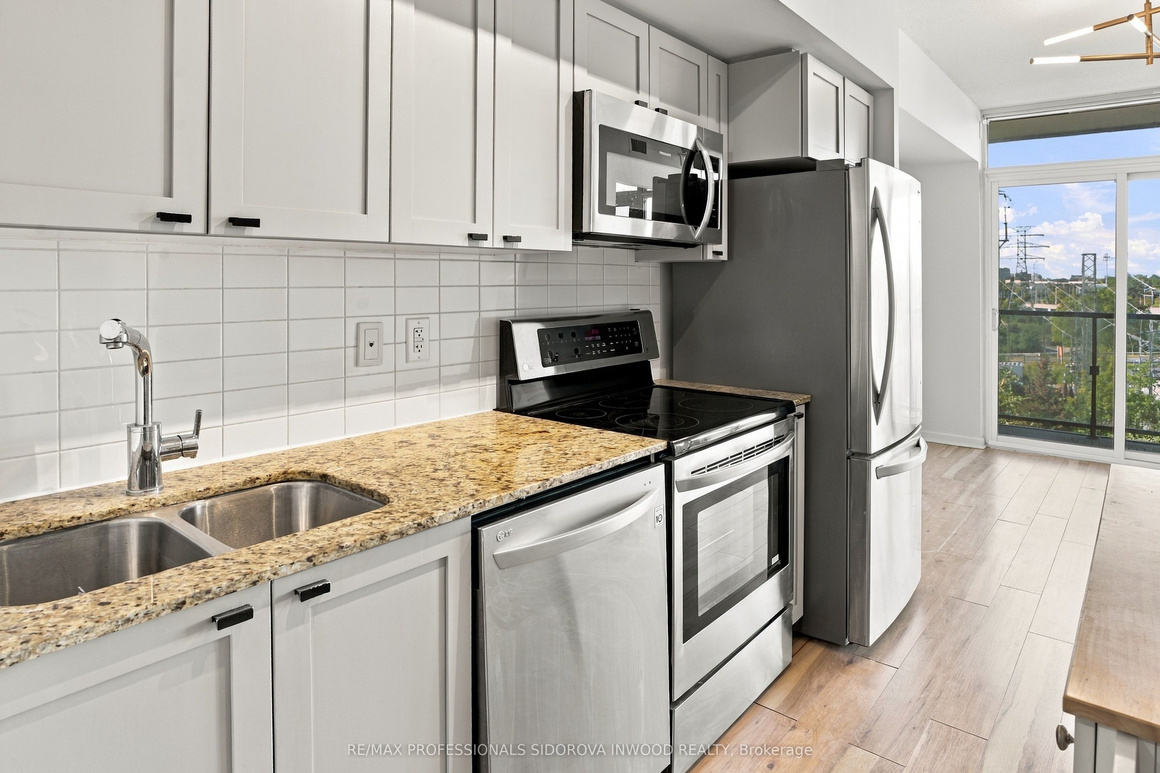 105 The Queensway Avenue 404 Property Photo 7
