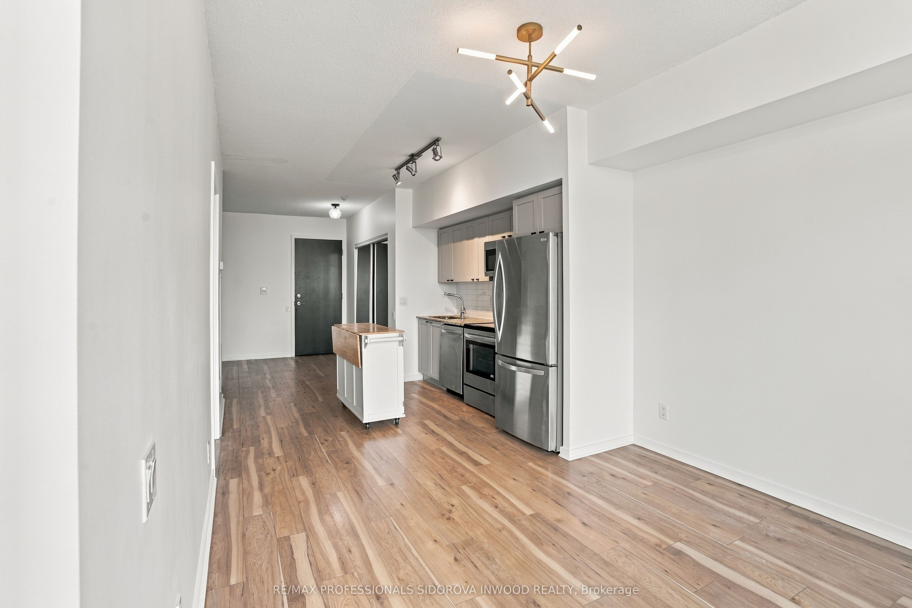 105 The Queensway Avenue 404 Property Photo 8