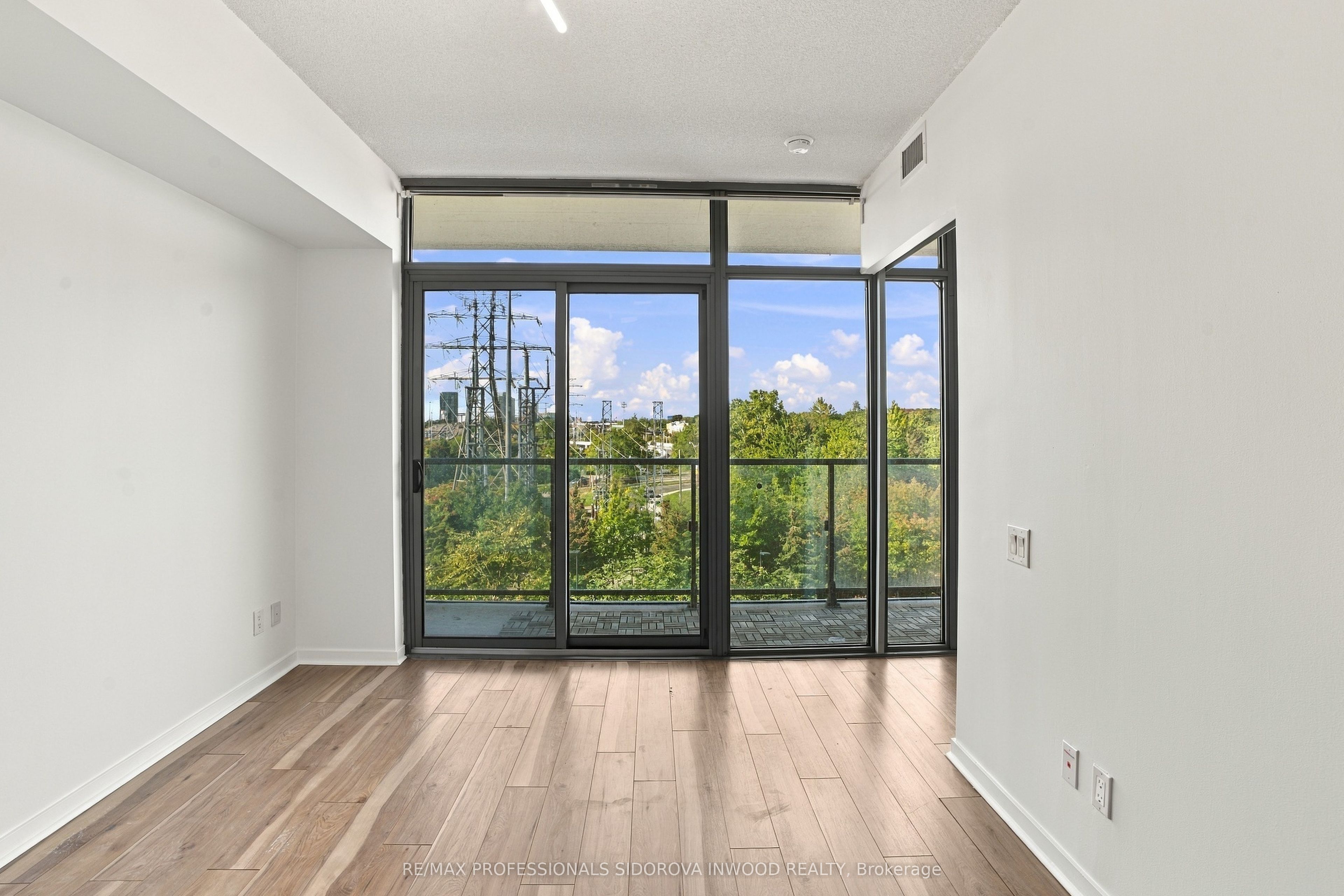 105 The Queensway Avenue 404 Property Photo 9