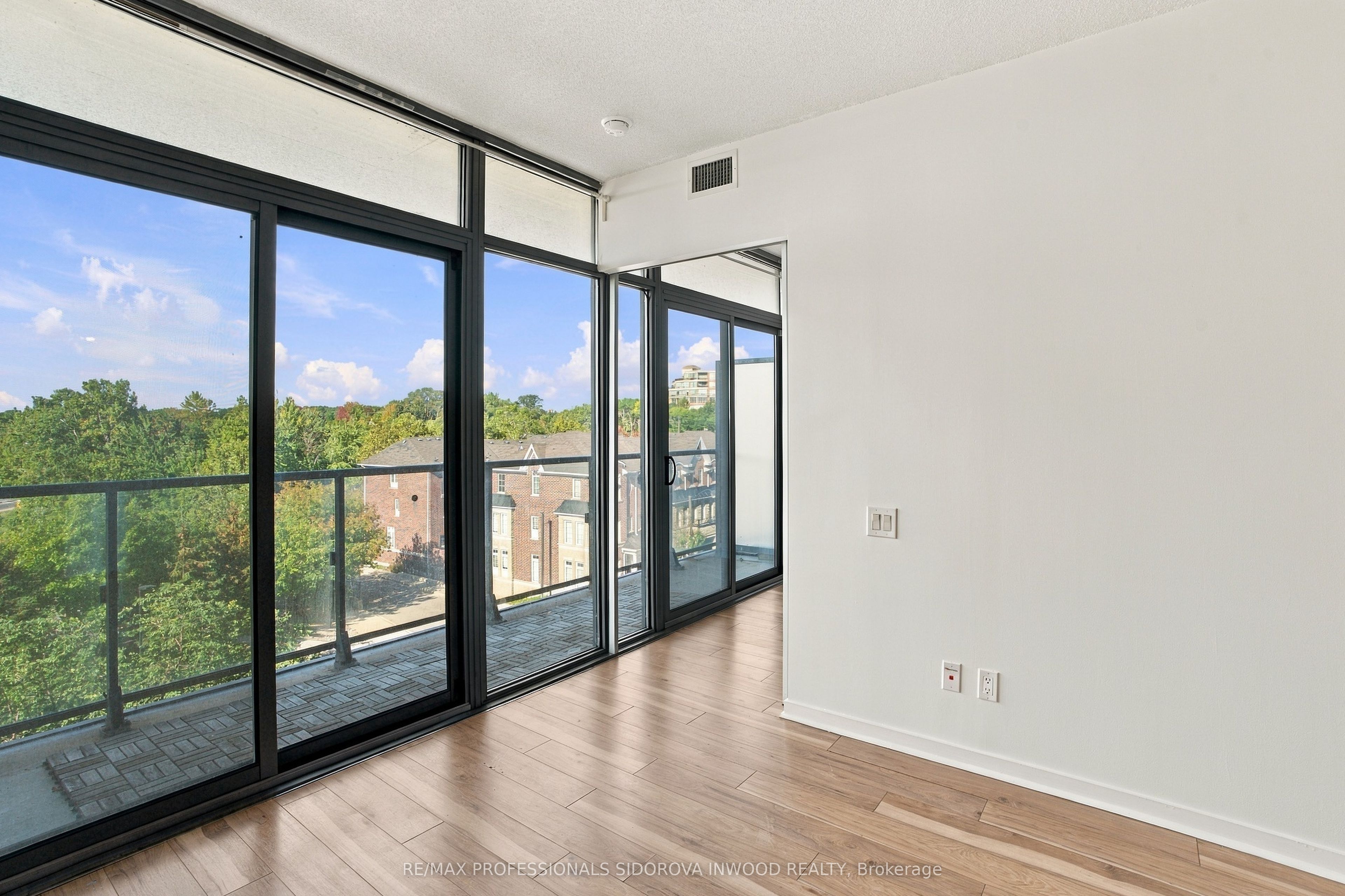 105 The Queensway Avenue 404 Property Photo 10