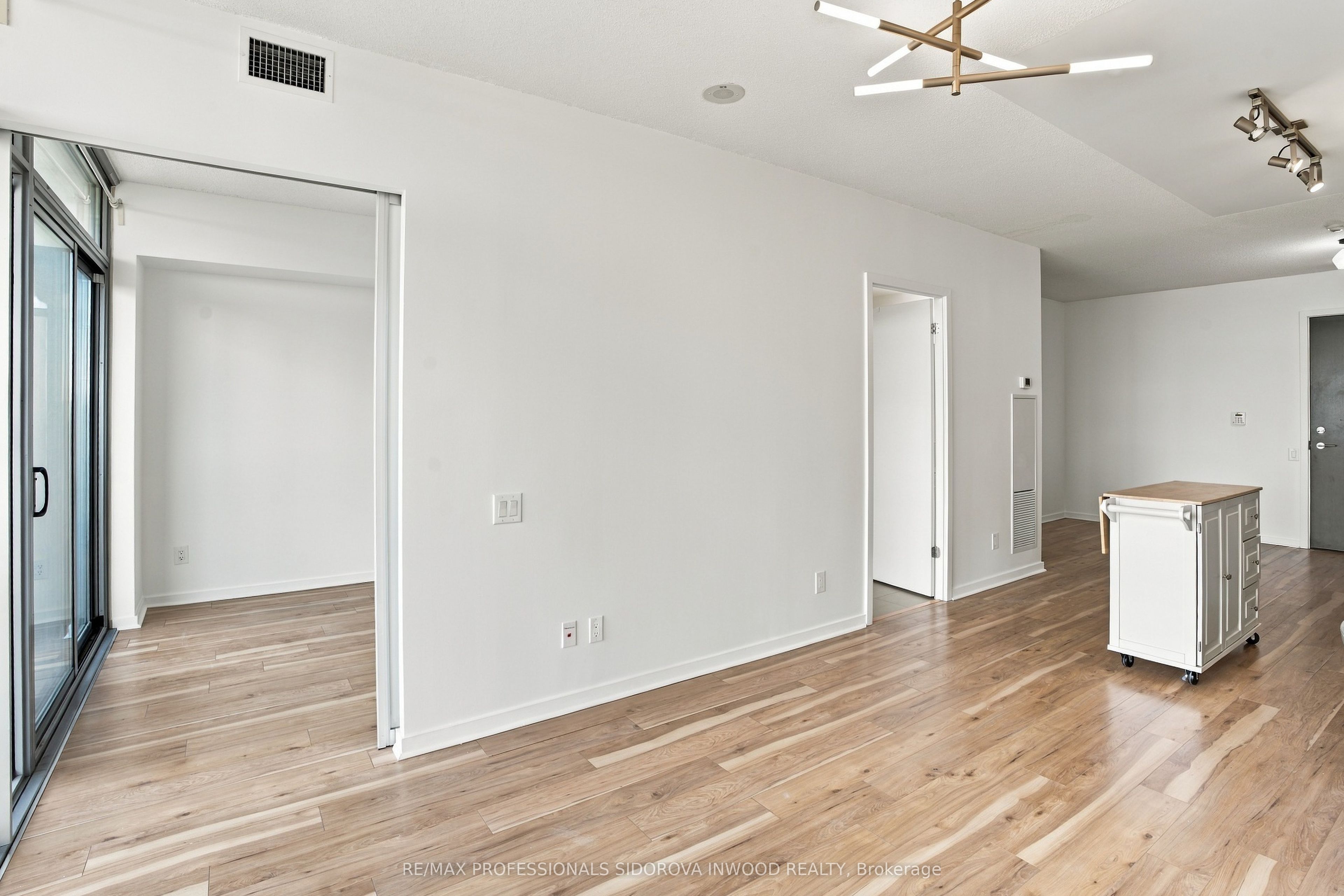 105 The Queensway Avenue 404 Property Photo 11