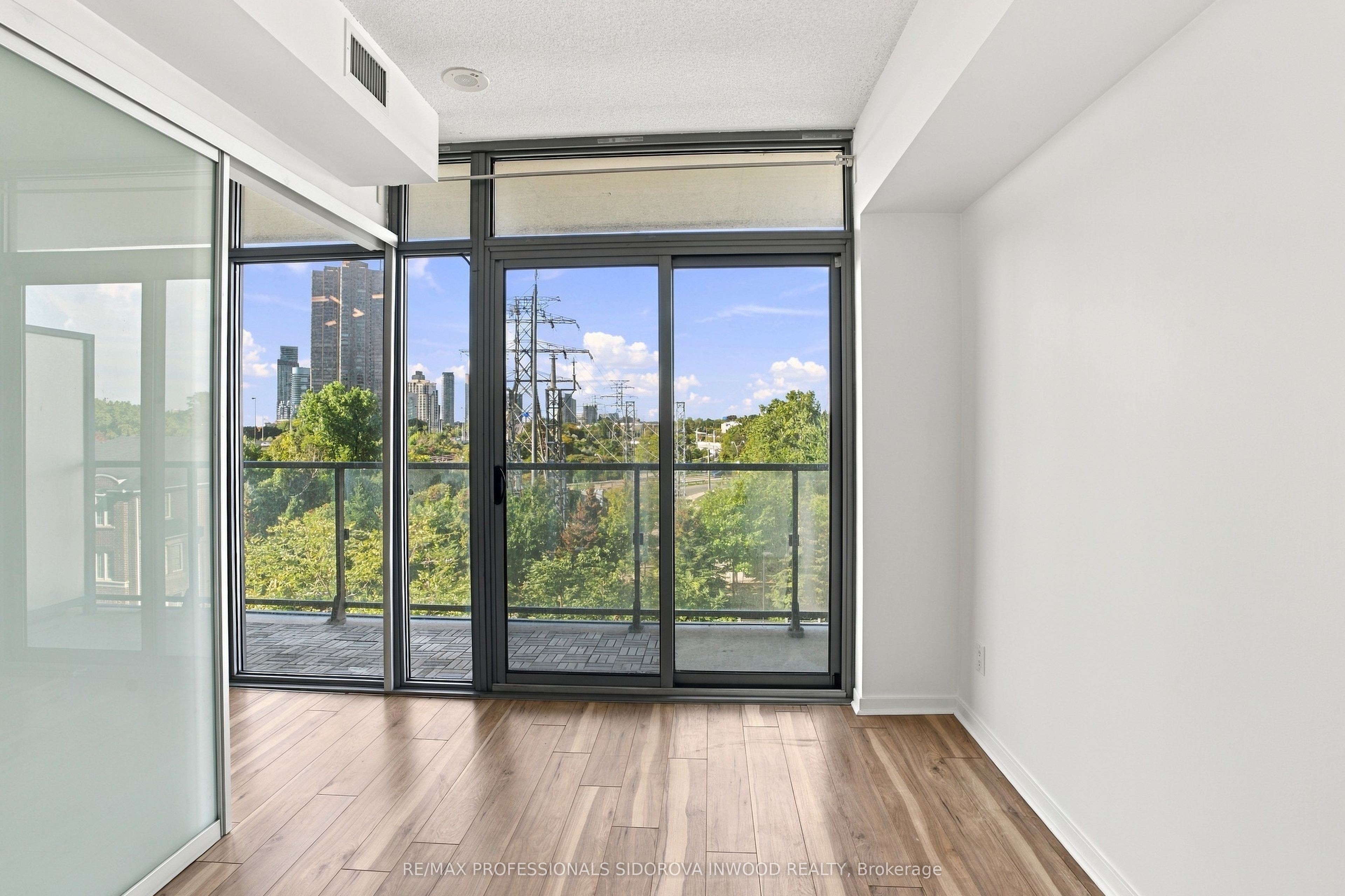 105 The Queensway Avenue 404 Property Photo 13