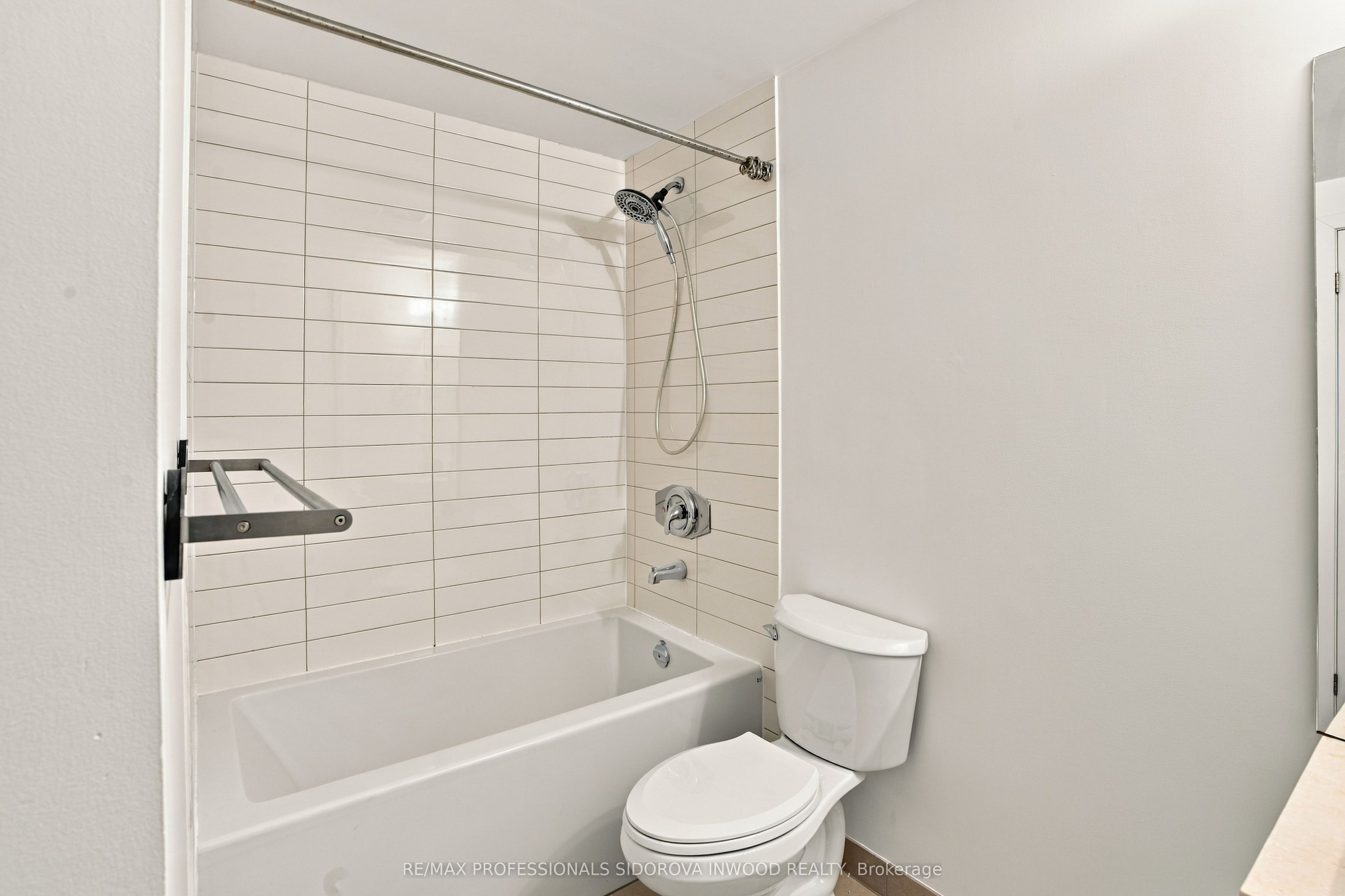 105 The Queensway Avenue 404 Property Photo 16
